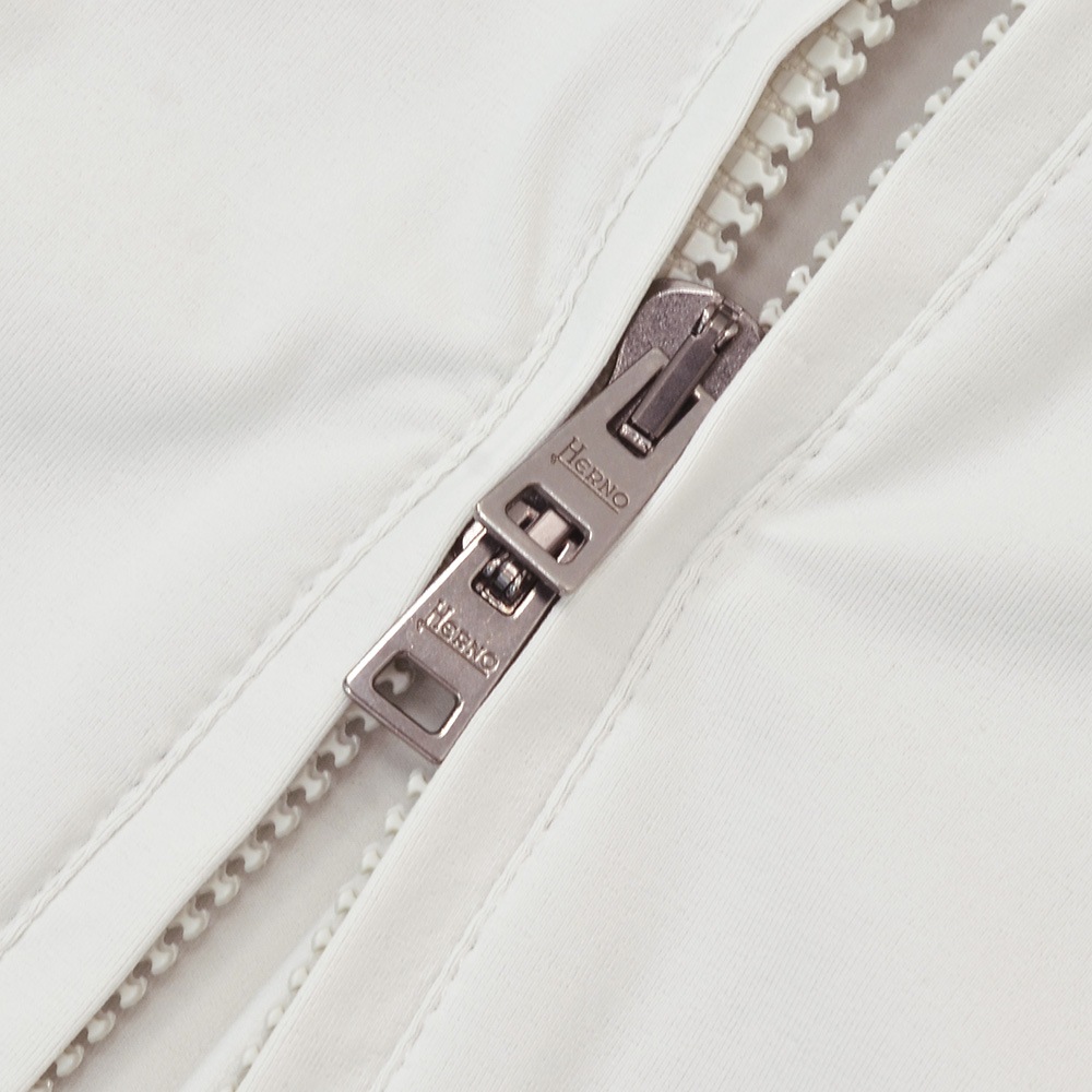 ヘルノ HERNO ナイロンパーカー メンズ フーディーブルゾン ナイロンジャージー NYLON JERSEY ライトグレー リラックスフィット ジップアップ 国内正規品の画像