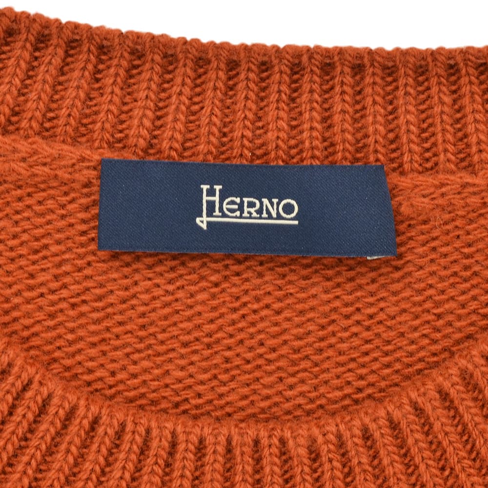ヘルノ HERNO クルーネックニット メンズ ミドルゲージセーター ピュアウール生地 テラコッタ ブランドエンボスロゴ レギュラーフィット 国内正規品の画像