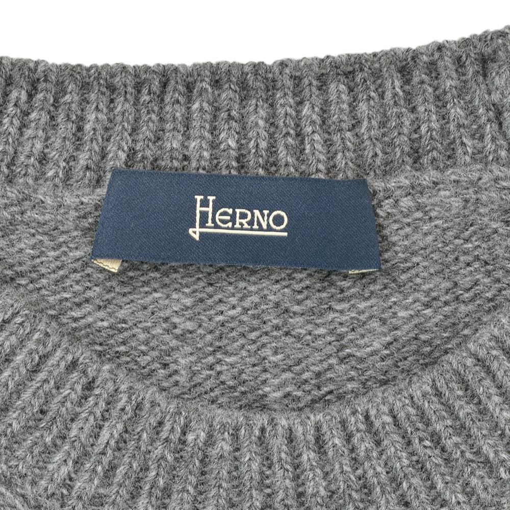 ヘルノ HERNO クルーネックニット メンズ ミドルゲージセーター ピュアウール生地 グレー ブランドエンボスロゴ レギュラーフィット 国内正規品の画像