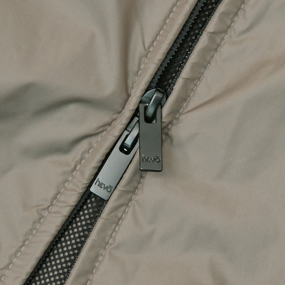 イーヴォ HEVO スタンドネックブルゾン メンズ ショート丈アウター モンテサンナーチェ MONTESANNACE 光沢ナイロン ブラウン 国内正規品の画像