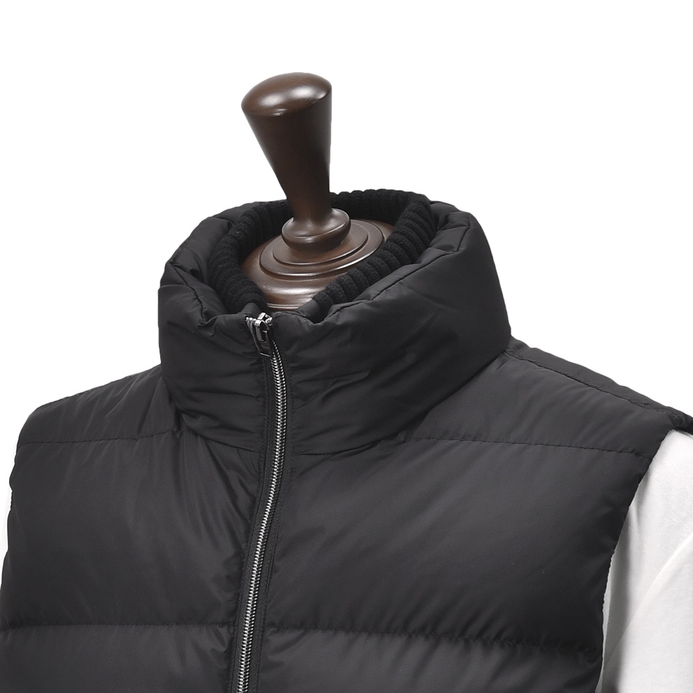 ヘルノ 40 黒 フーディダウンベスト ライトダウン ダブルジップ 軽量 裾ゴム HERNO（ヘルノ） ダウンベスト PI001186U 12456Z メンズ エコアージュ