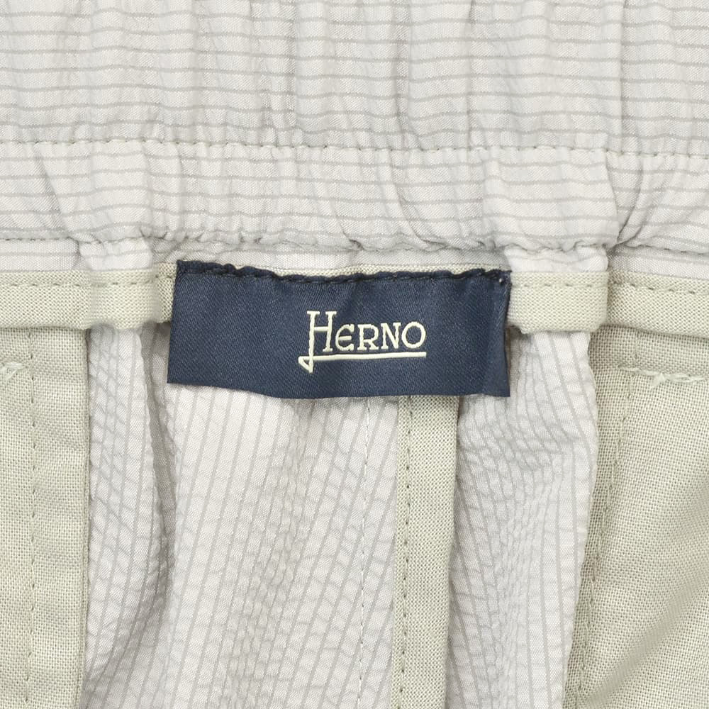 ヘルノ HERNO テーパードパンツ メンズ ポリエステルシアサッカー生地 ライトグレー 1プリーツ仕様 PT000093U セットアップ可 国内正規品の画像