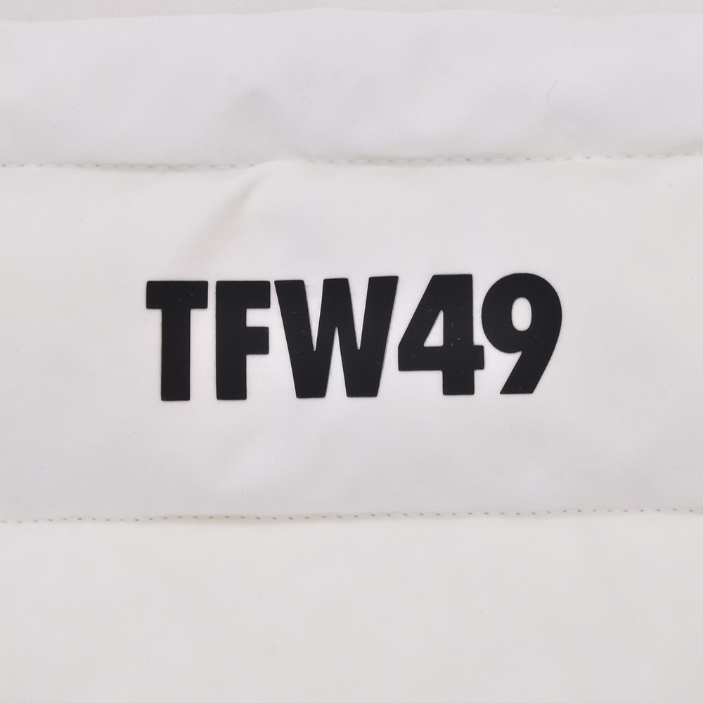 【超美品】TFW49 ティーエフダブリューネックウォーマーホワイト黒ロゴプリント TFW49 ティーエフダブリューフォーティーナイン ダウンネック