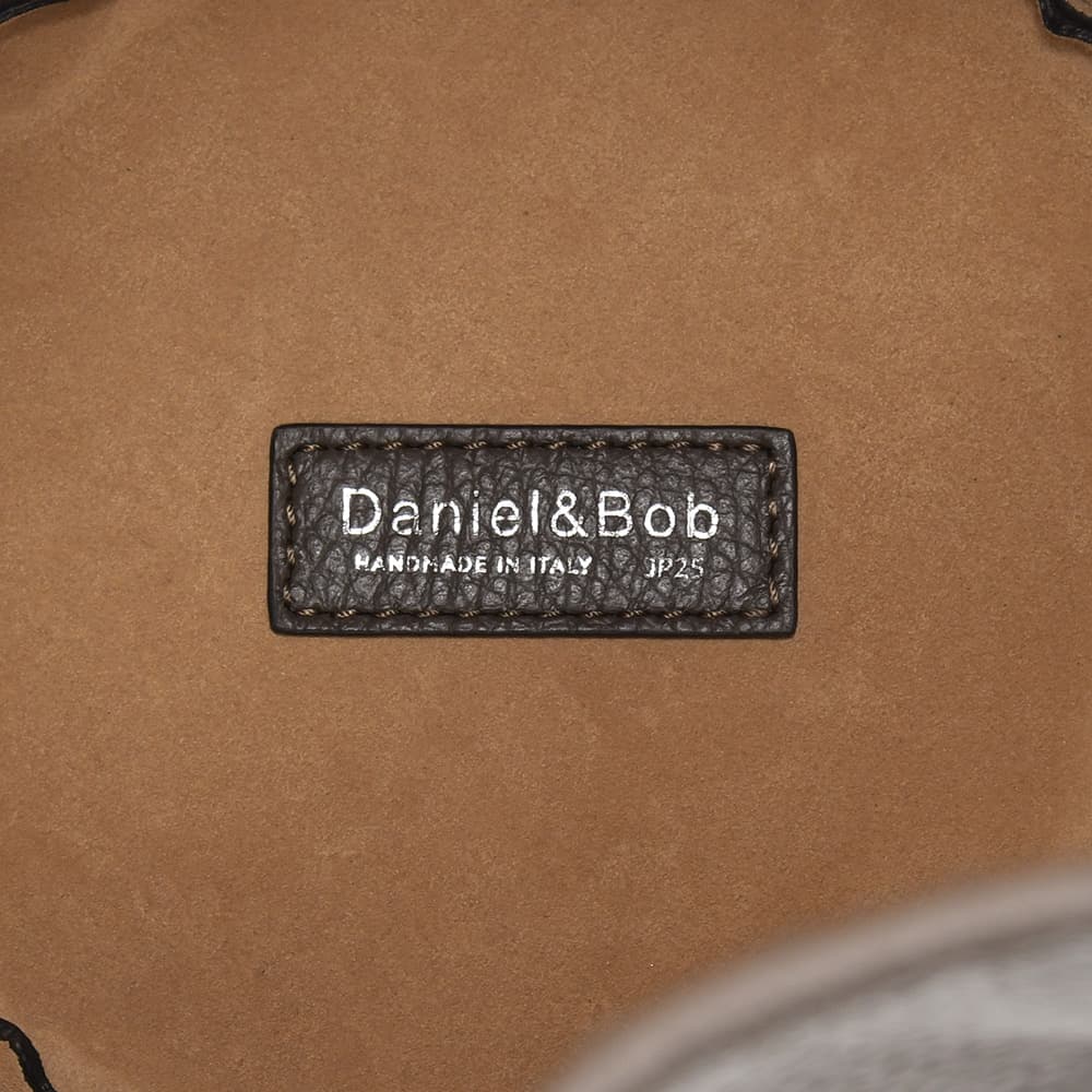 ダニエル&ボブ Daniel&Bob 巾着バッグ 男女兼用 アルチェ ALCE ダニボブ シュリンクレザー モカブラウン ピーサッカ  国内正規品の画像