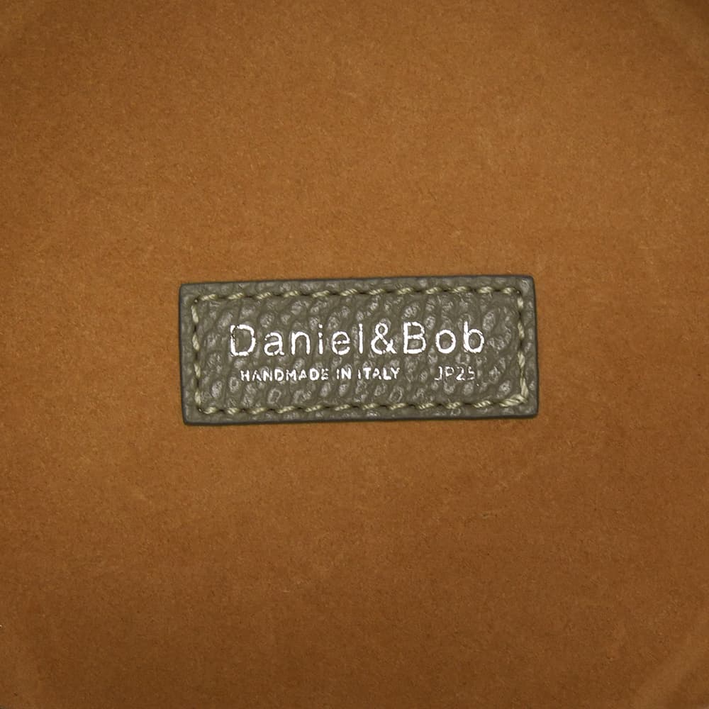 ダニエル&ボブ Daniel&Bob 巾着バッグ 男女兼用 アルチェ ALCE ダニボブ シュリンクレザー グレージュ ピーサッカ 国内正規品の画像