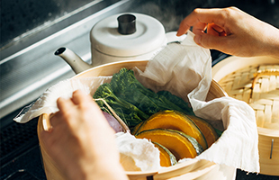 塩もみしたお野菜を包んで絞って水気を切ったり、食材を蒸すのに使ったり、お出汁を漉すのにも便利です