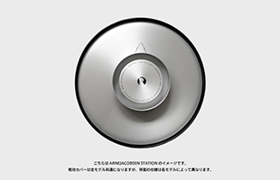こちらはARNEJACOBSEN STATIONのイメージです。電池カバーは全モデル共通になりますが、背面の仕様は各モデルによって異なります。