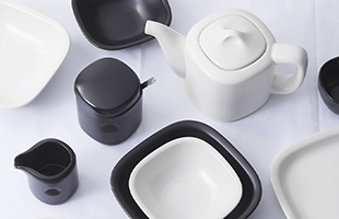 角を落としたスクエアフォルムを基調としたフォルムは、毎日の暮らしで使うことを考えてつくられた、飽きのこないデザインです