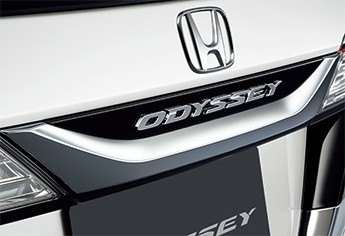 オデッセイRC4純正 ライセンスガーニッシュ ホンダ（HONDA） オデッセイ リアライセンスガーニッシュ ホンダ純正