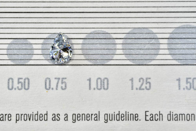 ペアシェイプカット ほぼ0.3カラット Dカラー VS2品質 フェミニンな