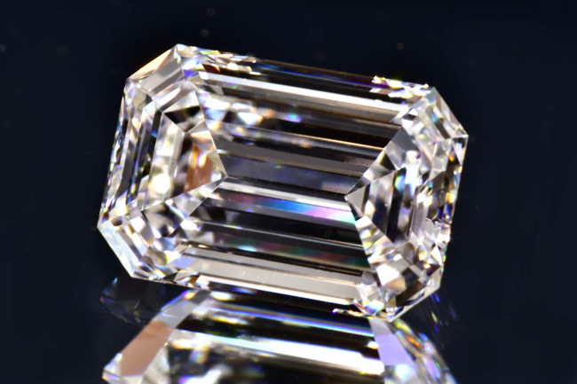 タイプ2A エメラルドカット ダイヤ ほぼ0.6カラット Dカラー 最高品質