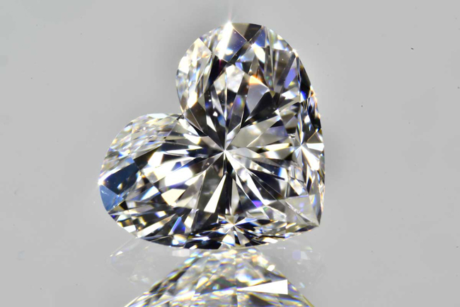 ハートシェイプ ダイヤモンドリング 両脇にダイヤモンド ぎゅっと