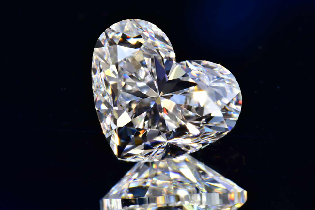 ハートダイヤモンドリング メレダイヤモンド 取り巻きどこから見ても