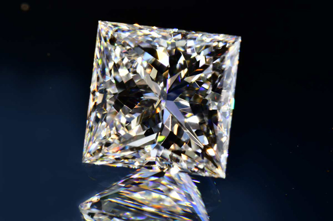 プリンセスカット ダイヤモンド 姉妹の姉。0.51カラット Fカラー VVS1