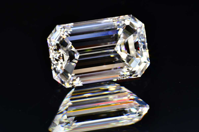 エメラルドカット ダイヤモンド 横向き枠はプラチナ リングはイエロー