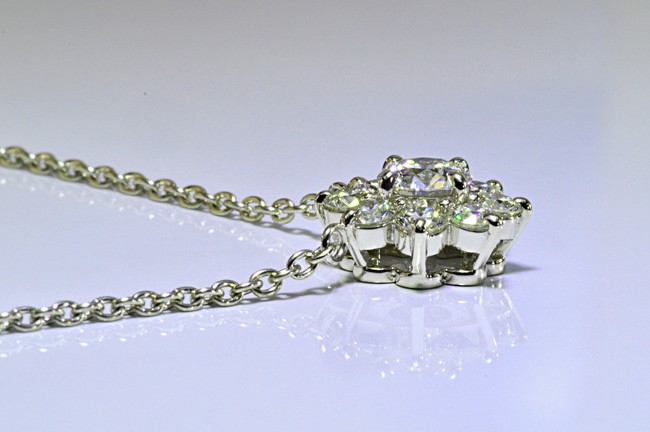 蛍光性ストロングブルー ダイヤに囲まれ神秘的 トリプルエクセレント