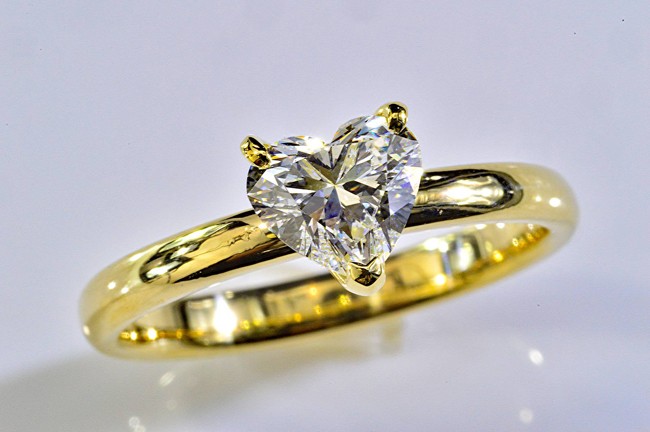 ゴールド ハート型ダイヤリング 0.7カラット ハートシェイプ ダイヤモンドリング イエローゴールド