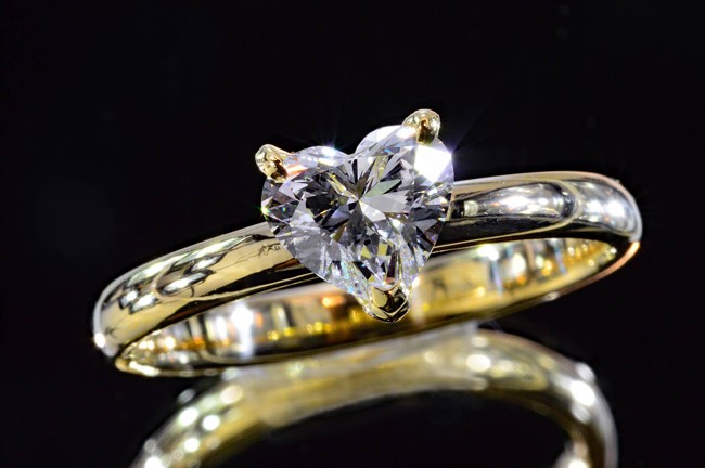 0.7カラット ハートシェイプ ダイヤモンドリング イエローゴールド