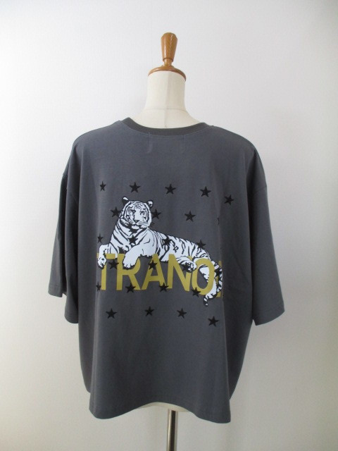 送料無料 売れ筋商品|||TRANOI トラノイ BACK TIGER WIDE Tシャツ レディース 綿100 半袖 オーバーサイズ 星刺繍 虎プリント 211J208 春夏-チャコール TRANOI 送料無料 トラノイ BACK TIGER WIDE Tシャツ レディース