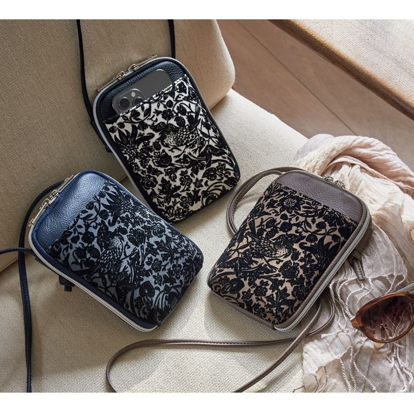 LIBERTY.（リバティ） フロッキー加工生地のスマホポシェット いちご