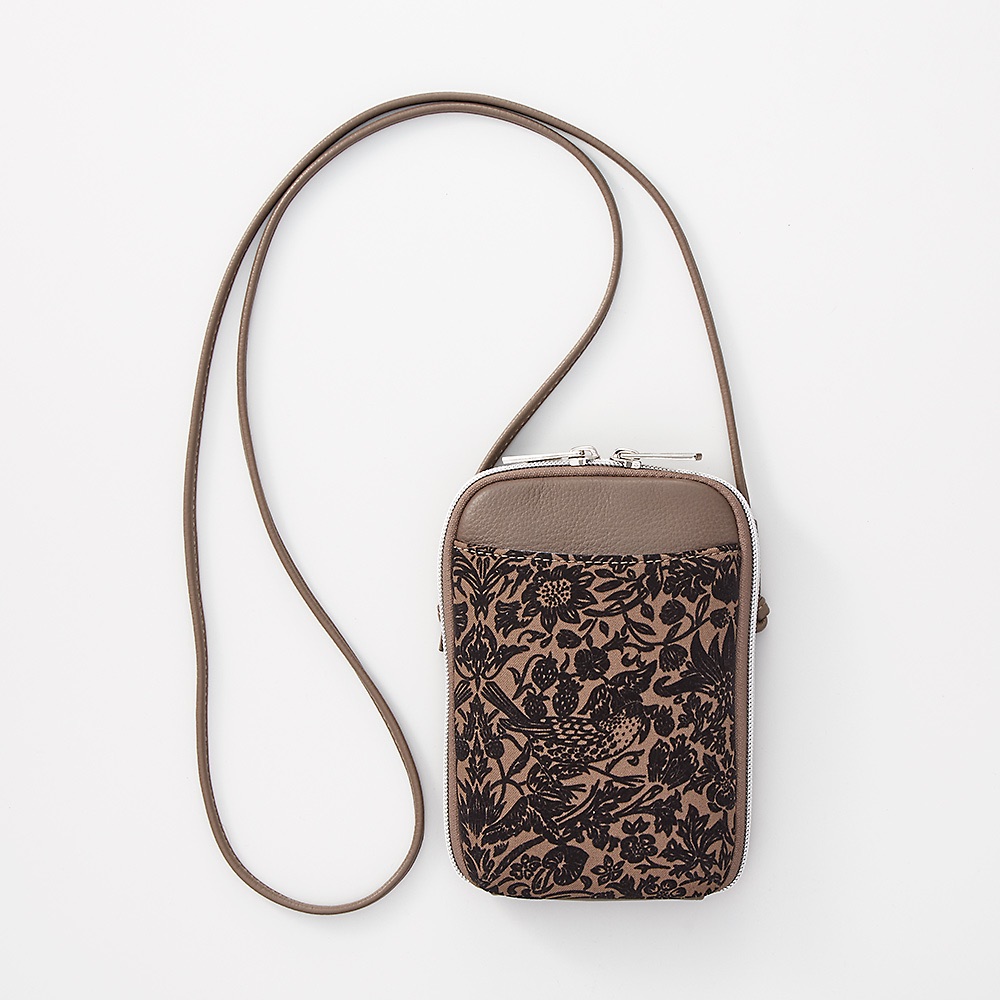 LIBERTY.（リバティ） フロッキー加工生地のスマホポシェット いちご