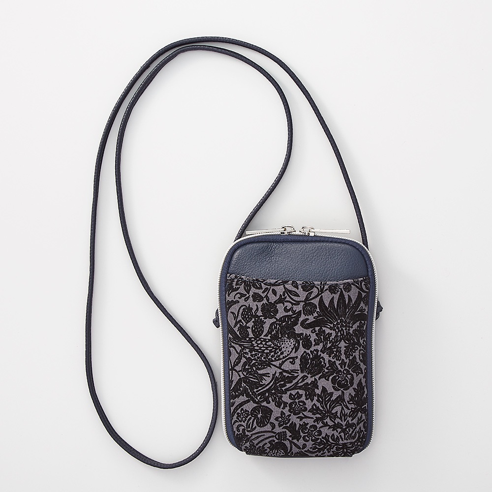 LIBERTY.（リバティ） フロッキー加工生地のスマホポシェット いちご