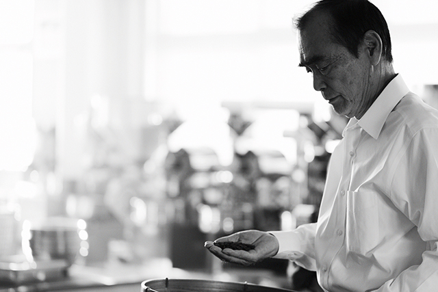 創業者・土居博司。「自分自身がいいと思えるものだけをつくる」。職人の“わがまま”を押し通しつづけた彼が配合し、この味をつくりあげました