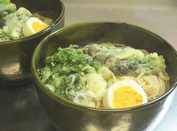 山菜天ぷらのせあったかひやむぎ