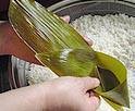 笹の葉をもう一枚あてがう