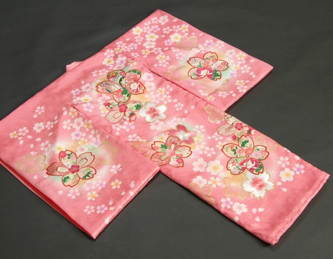 お宮参り 着物 女の子 正絹初着 桜ピンク色 大小桜 刺繍使い 金彩 サヤ