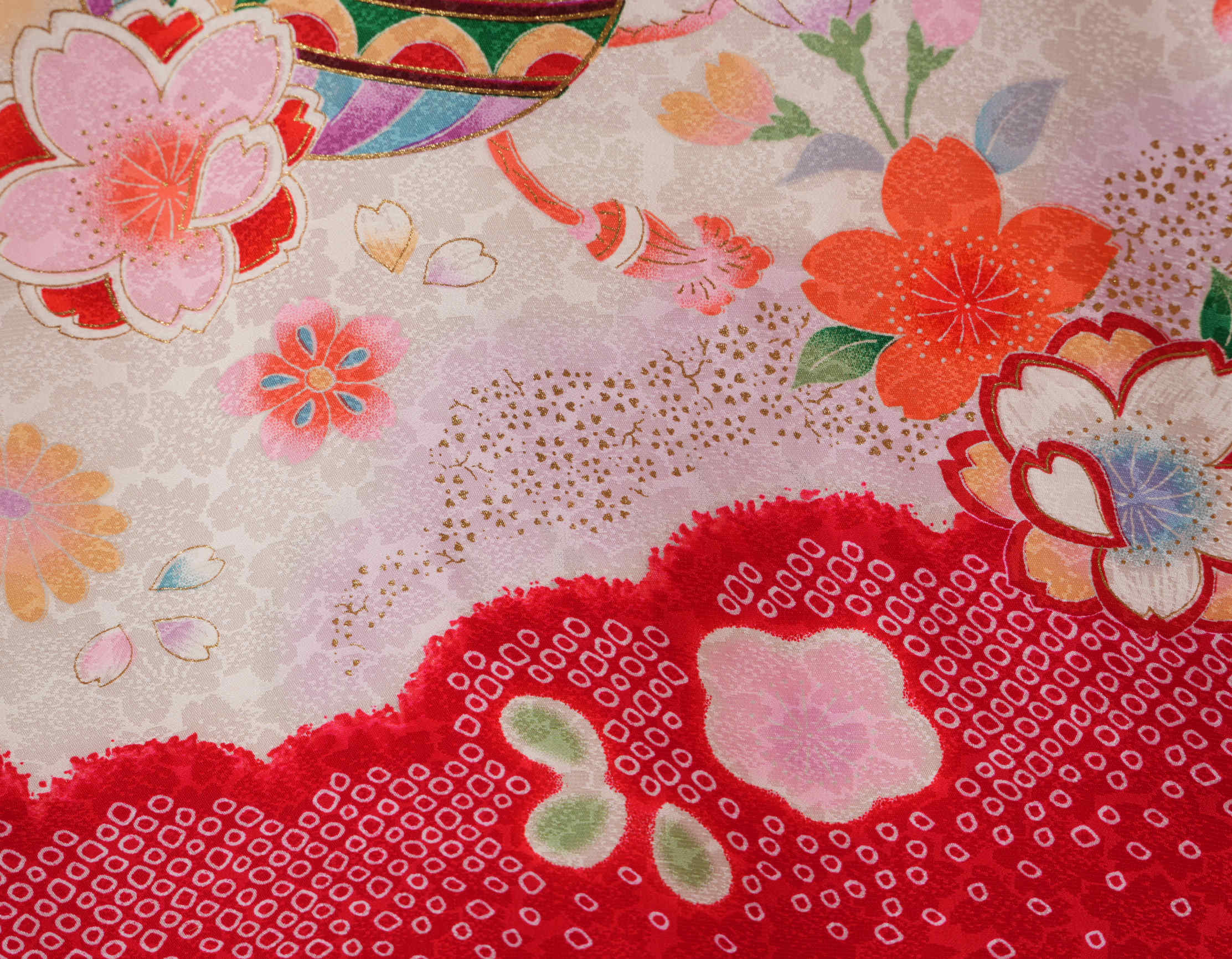 京美 お宮参り着物 女の子 絹100％ 正絹初着 赤色 桜 鈴 金駒刺繍 染