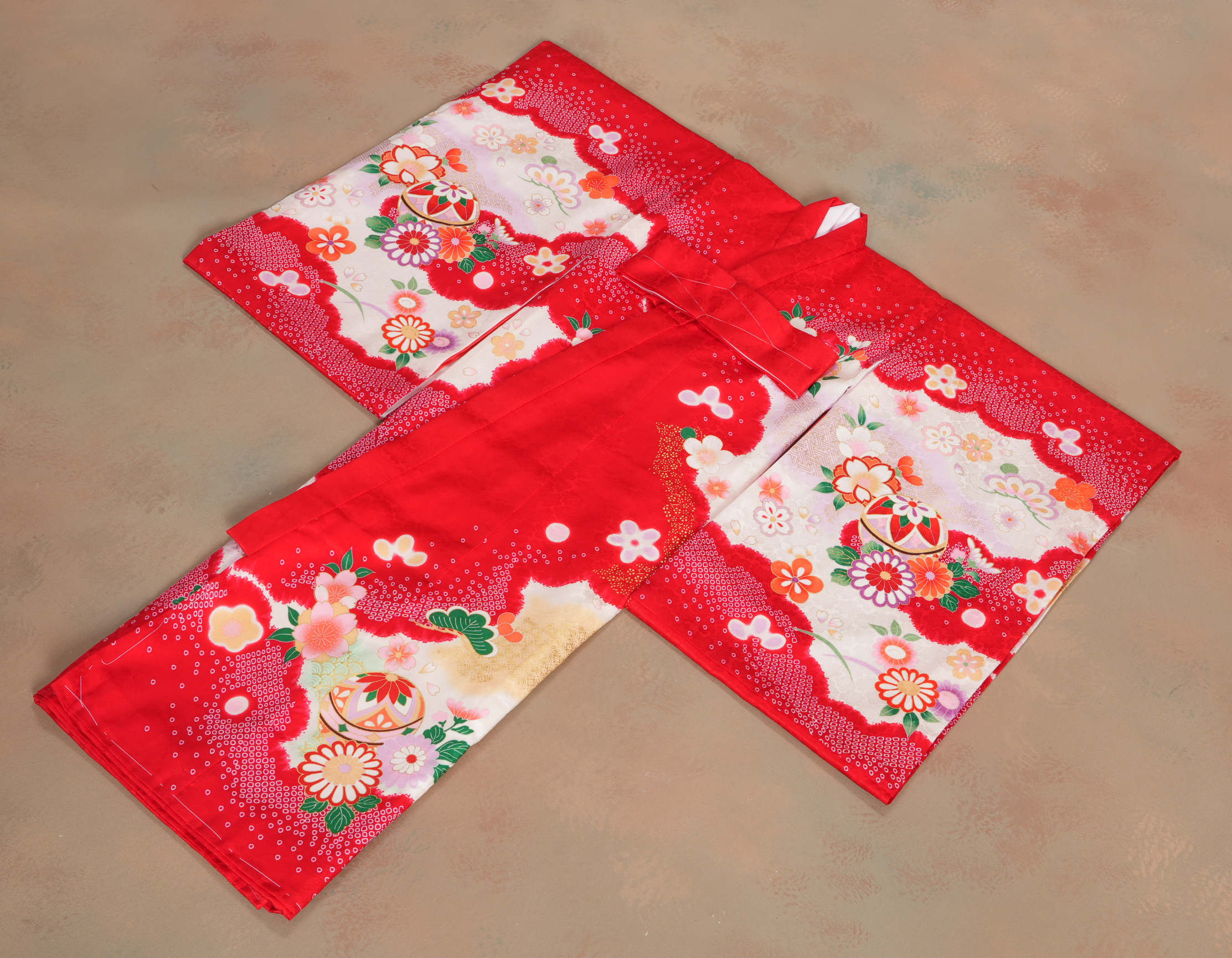 京美 お宮参り着物 女の子 絹100％ 正絹初着 赤色 桜 鈴 金駒刺繍 染