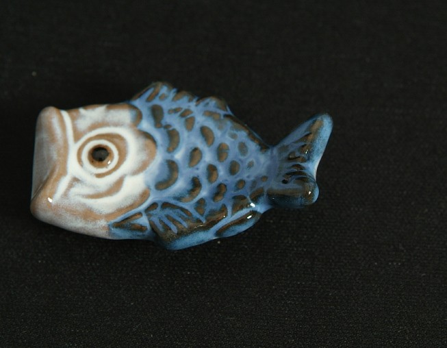 瀬戸赤津焼帯留め飾り おもしろ帯留シリーズ 瀬戸物 陶器 鯉上り 青色