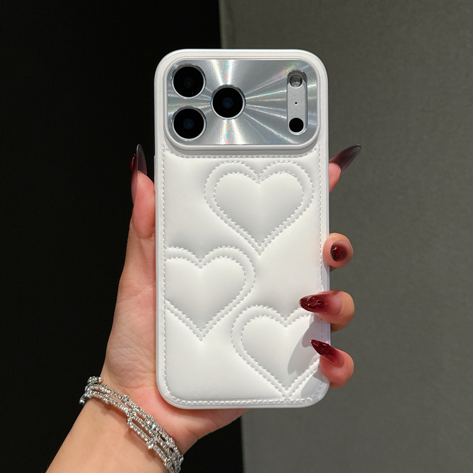 【Iphone15】ホワイトキルティング　スマホケース【シンプルおしゃれな】 Iphone15】ホワイトキルティング スマホケース【シンプルおしゃれな