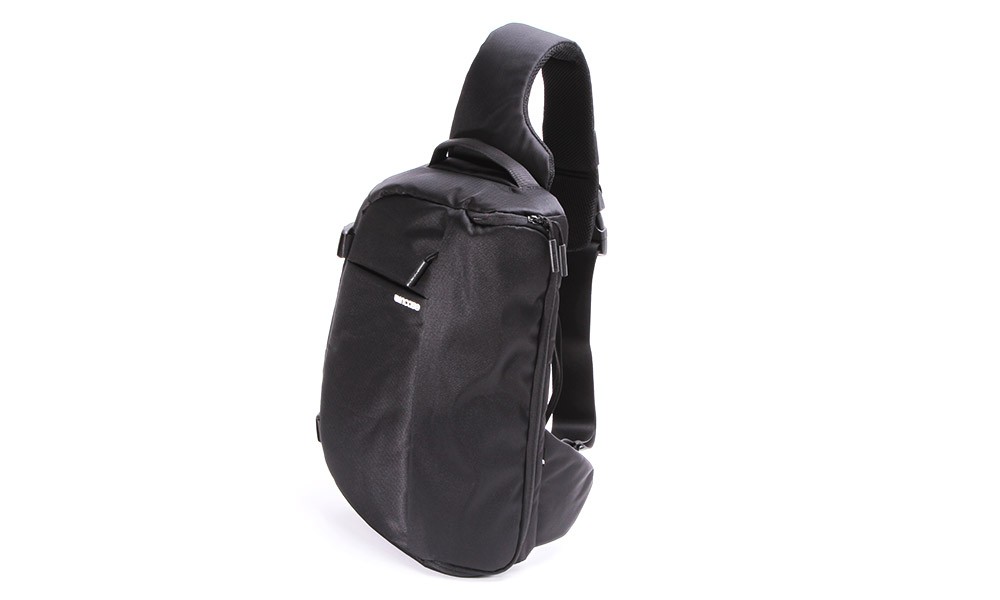 Incase インケース DSLR Sling Pack カメラ ボディーバッグ Amazon.com: Incase Designs DSLR Sling Pack, Black 2, One