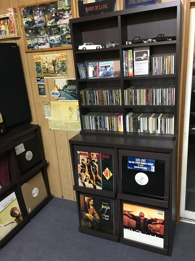 レコードラック ディスプレイラック 本棚 Cd 棚 書斎 レコード おしゃれ 扉付き リビング ラック 収納 キャビネット 北欧 引き出し 収納ラック フラップ扉 収納棚 木製 テレワーク 脚付き