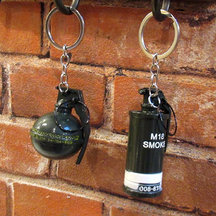 手榴弾型キーホルダー2色セット キーホルダー 手榴弾 ミリタリー グレネード サバゲー プレゼント