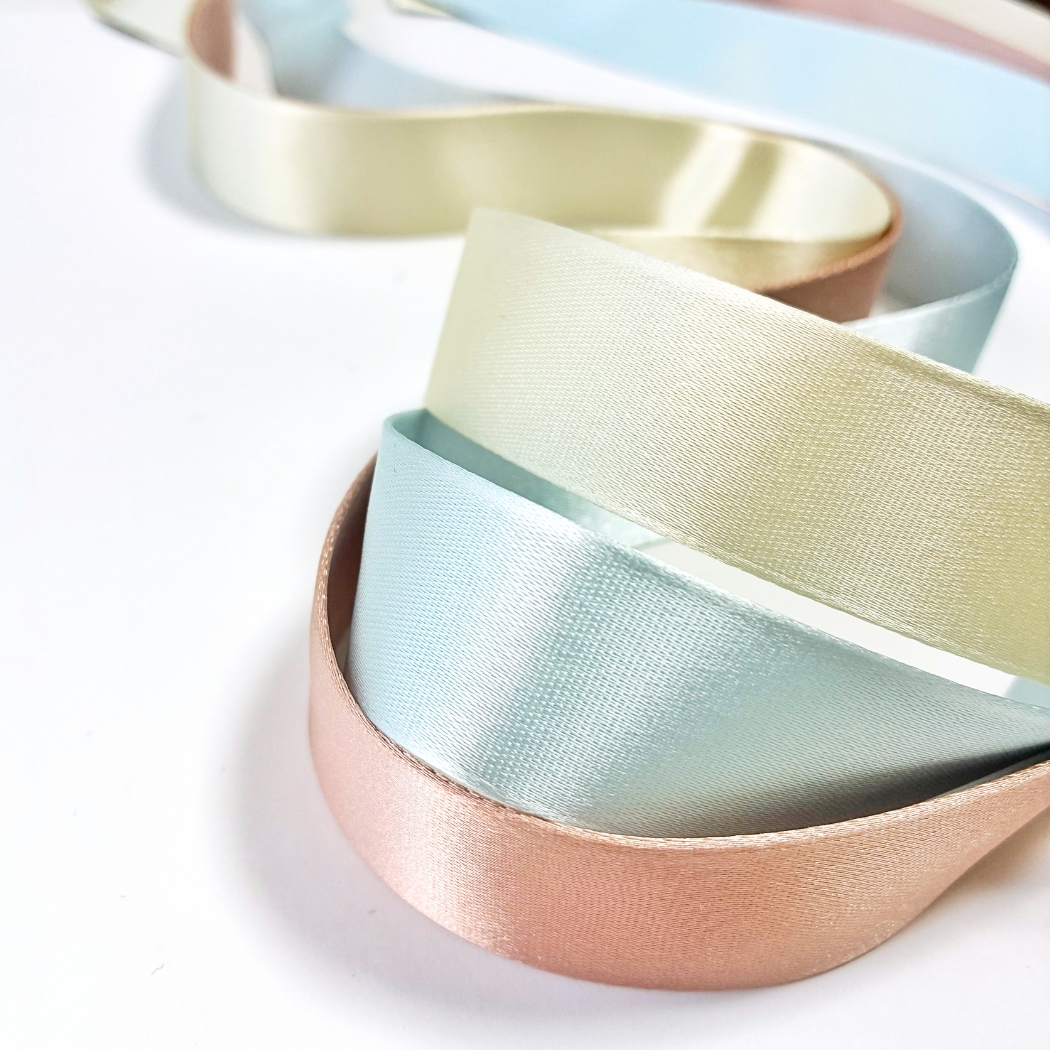 上品な光沢のパステルカラーのチョーカー