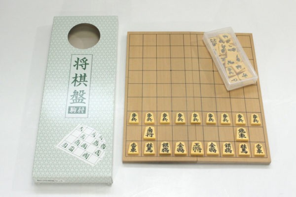 将棋版と駒 楽天市場】将棋駒 プラスチック将棋駒 王将 水無瀬書体 駒箱付き