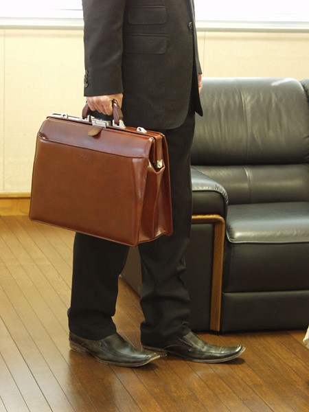 お買い得品　英国調 ダレスバッグ Men'sクラブ 大人のバッグ ダレスバッグ 本革 メンズ A4 豊岡製鞄 日本製 口枠 SADDLE