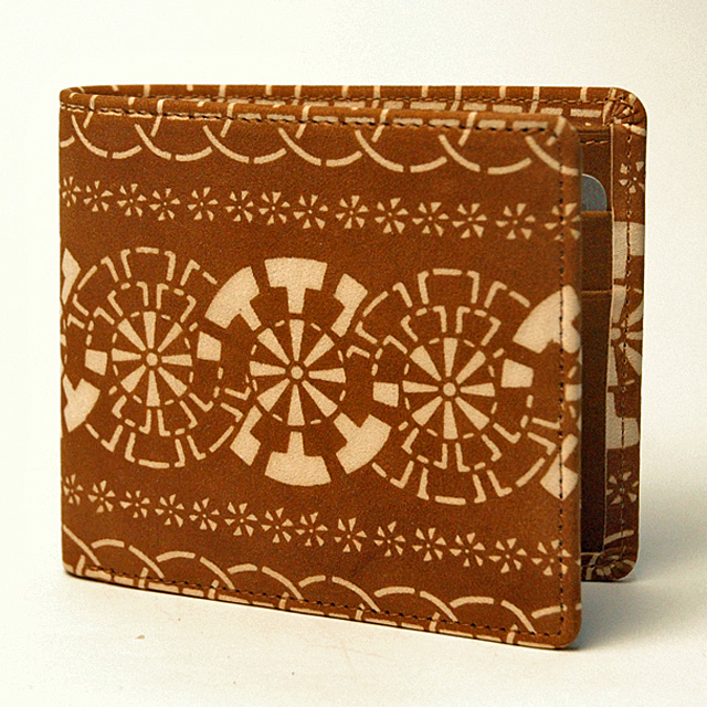 印傳屋 「国宝」と同じ技法による 印伝 印伝財布 二つ折り 燻し印伝 燻