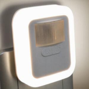 人感センサーライト 室内 玄関 廊下 コンセント LED 給電式 トイレ 明暗センサー ナイトライト...
