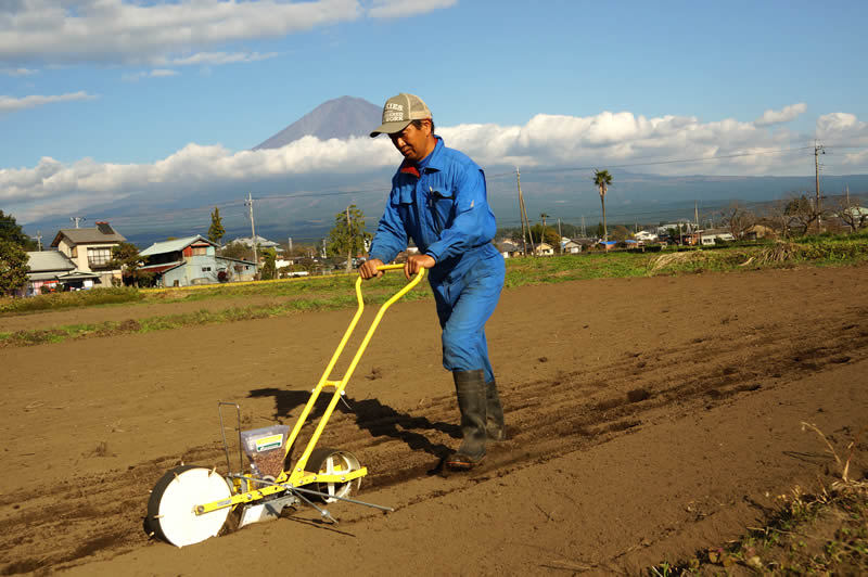 里山てるてるファームのもち麦種まき作業