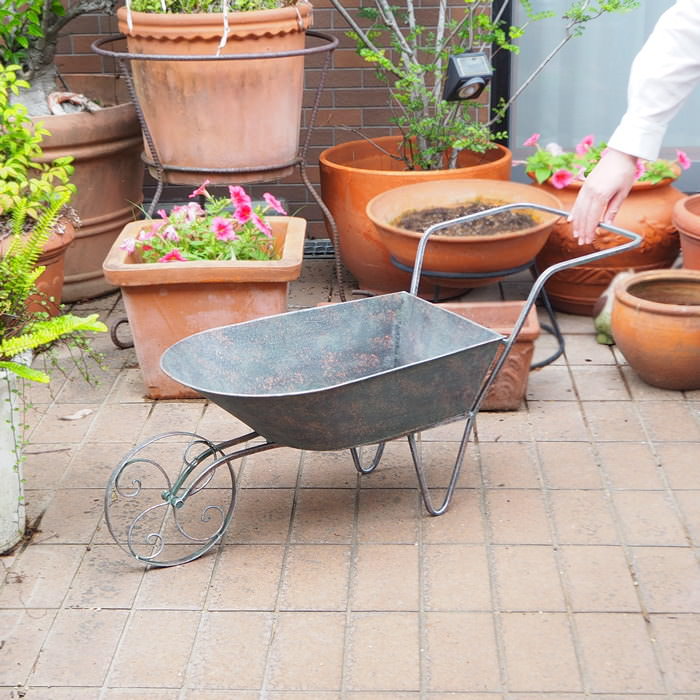 プランター おしゃれ 一輪車 ガーデニング アイアン 雑貨 花 屋外 スタンド 脚付き 置物 オブジェ 庭