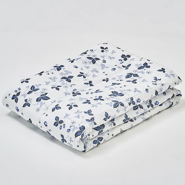 ウェッジウッド　キルトケット　ブルー　ワイルドストロベリー　西川 WEDGWOOD（ウェッジウッド） 西川 キルトケット シングル WW5602 柄面