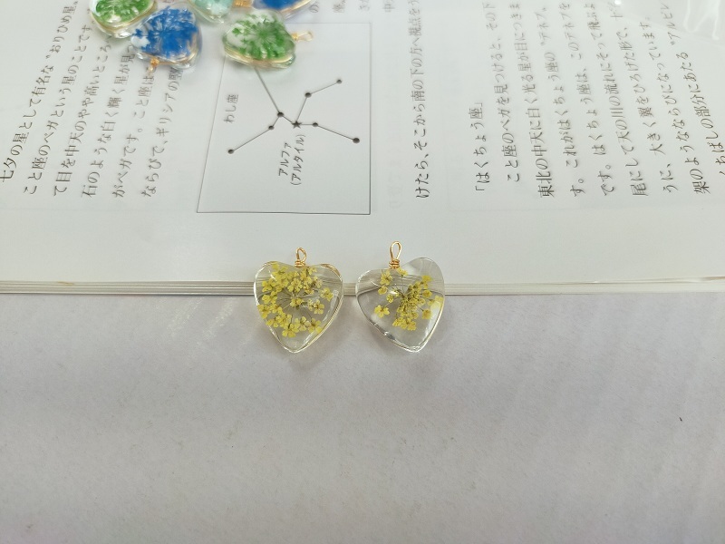 2ケ】立体ハート 水晶 ガラス チャーム 金具 透ける内蔵花 超リアル