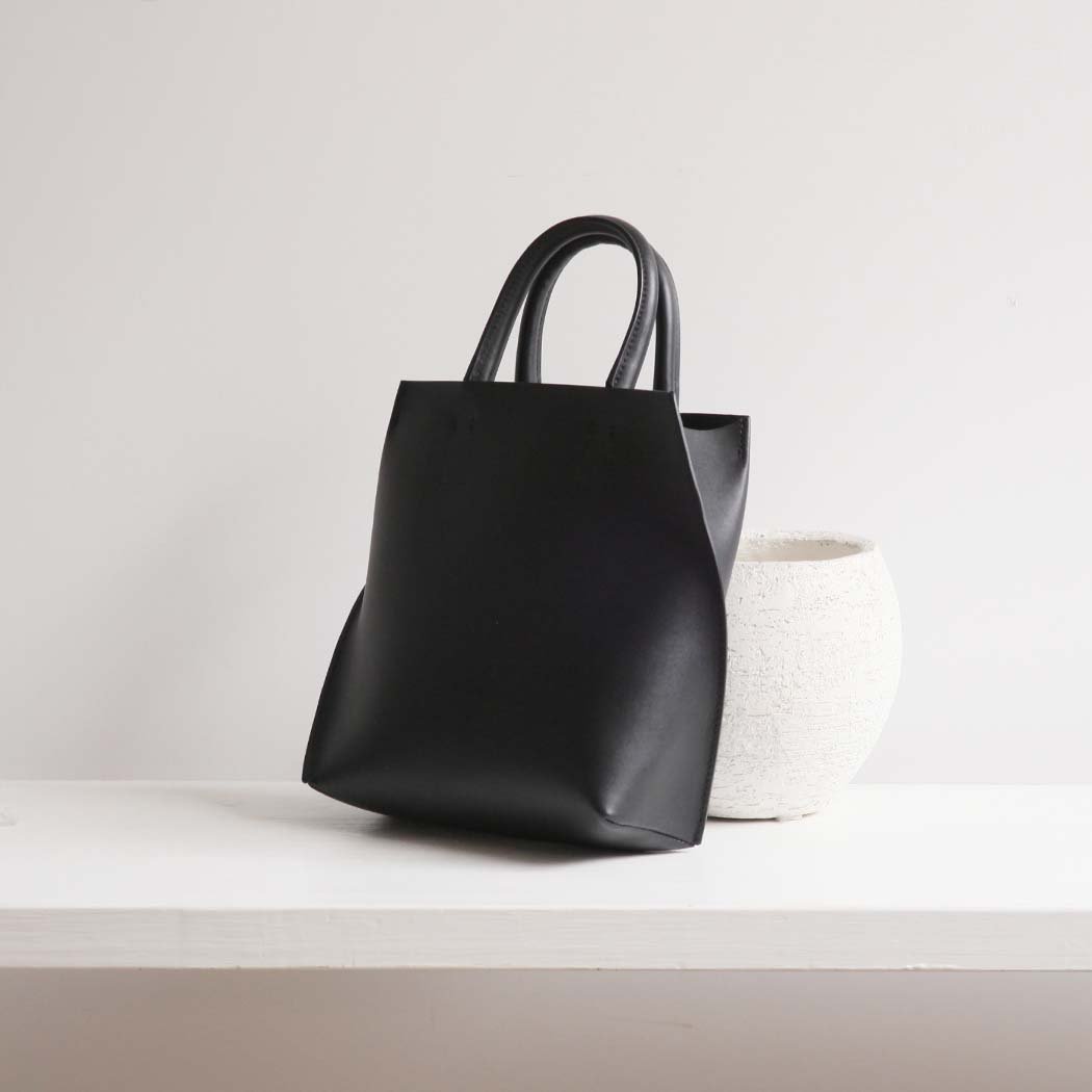 COURTNEY ORLA (コートニーオーラ) SLOPE TOTE s ブラック スムースレザー SLO22FCL011002BK トートバッグ A5 小さめ 黒  シンプル 無地 鞄 ビジネス 通勤 仕事 【FES10】 COURTNEY ORLA（コートニーオーラ） SLOPE TOTE s ブラック スムース