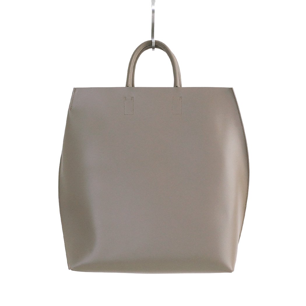 COURTNEY ORLA (コートニーオーラ) / COURTNEY ORLA (コートニーオーラ) / SLOPE TOTE l - トープ スムースレザー SLO23FCL011004TPE トートバッグ A4 グレー … COURTNEY ORLA（コートニーオーラ） (コートニーオーラ) / SLOPE TOTE