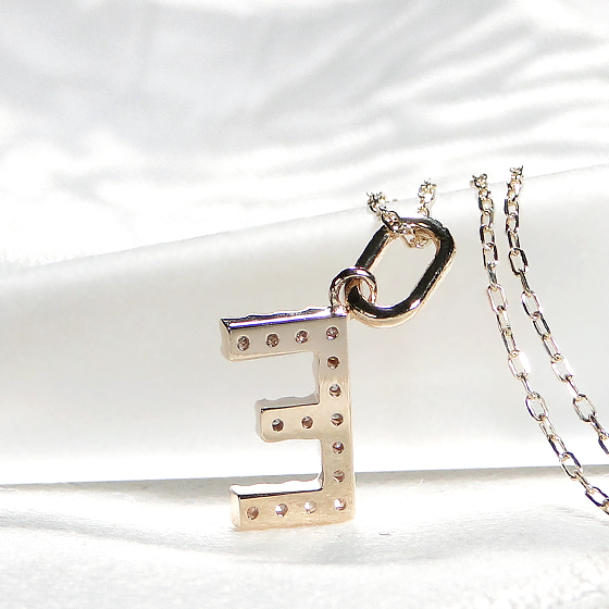 K10YG ダイヤモンド イニシャルペンダント ネックレス 10金 イニシャル アルファベット ゴールド プレゼント  A C E F H I J K L M N O R S T V W Y EmN0102の画像