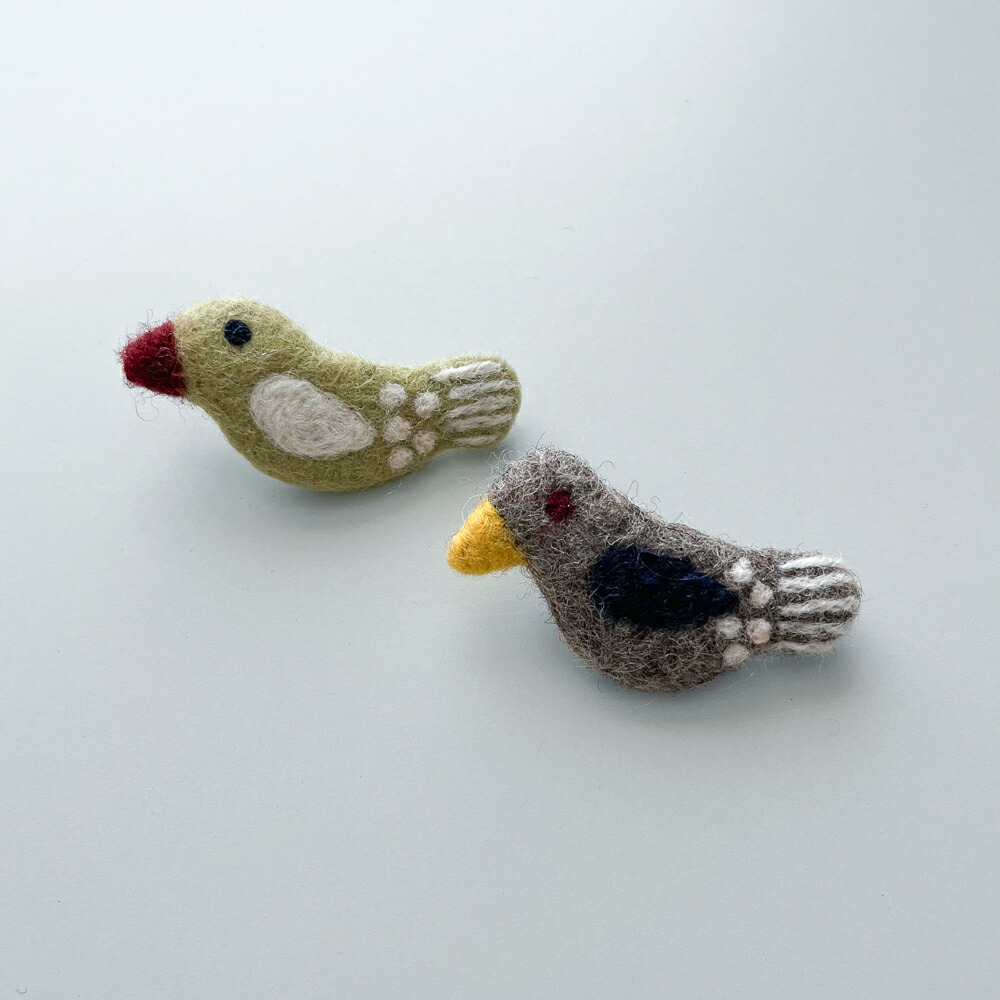 青い空　羊毛フェルト　メジロ　ブローチ　鳥　アクセサリー 羊毛フェルト 青い鳥のブローチ ブローチ CHIRA MIRA 通販